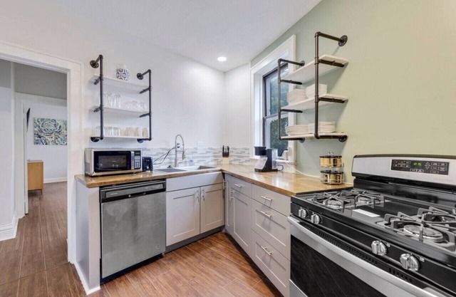 A Comfy Apartment. Great for Long Stays.