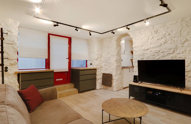 A Cosy 1-BR Duplex in Montmartre