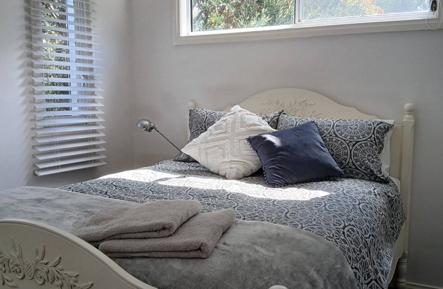 A cosy apartment on the CBD fringe close to theatres, galleries and restaurants.
