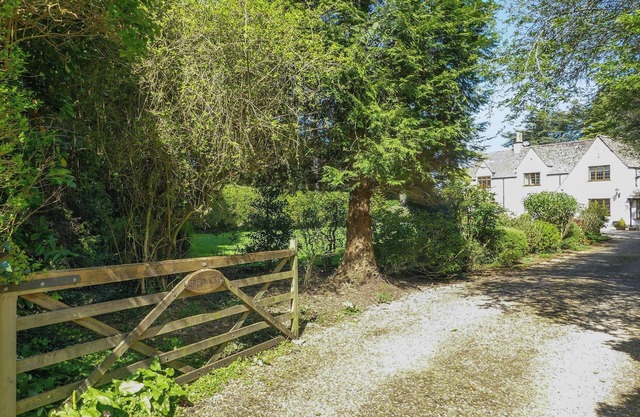 A cosy one-bedroom first floor apartment on Rodborough Common.