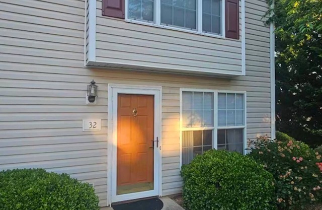 A cozy 2 bedroom townhome in Lynchburg close to Liberty University.