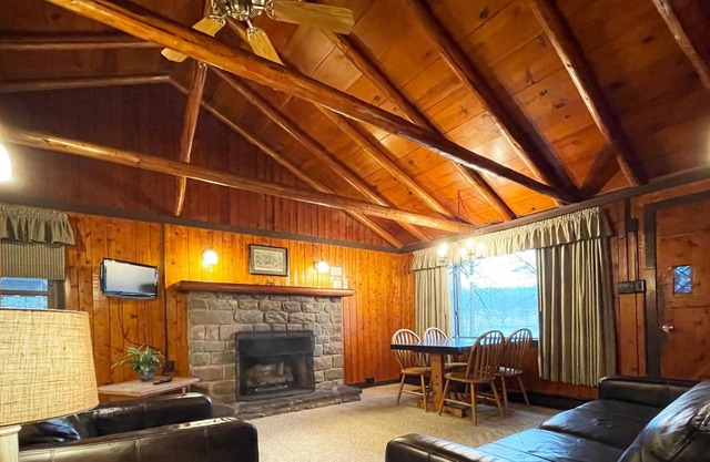 A cozy log cabin right on the lake. Peaceful and secluded, close to the beach