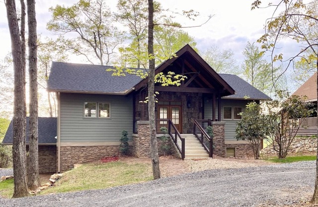 A Deer Haven-Upscale, Hot Tub, River Access, Views, Foosball, 2K Beds