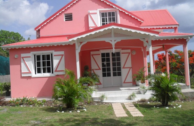 A Deshaies F5 sea view equipped for families/groups nearby beaches