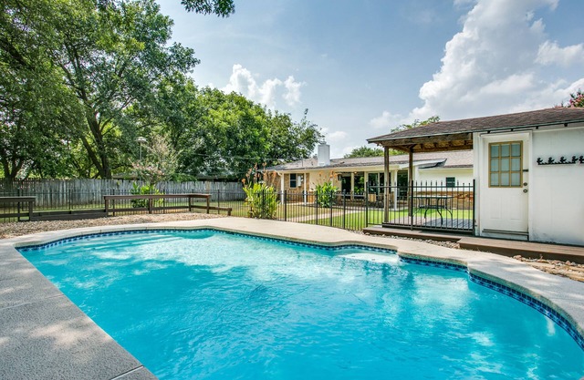 A&E Bedford Entertainment Getaway near DFW Airport &. Cowboys Stadium