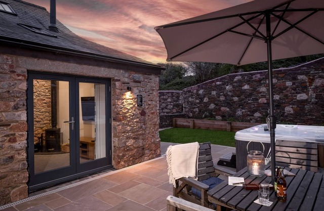 A fabulous one-bedroom barn conversion with hot tub in the heart of the countryside near Stoke Gabri