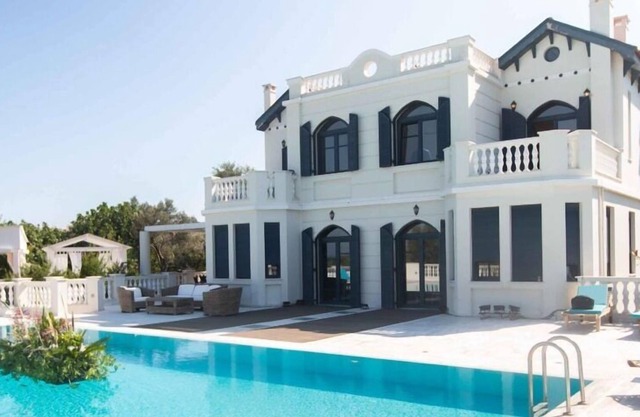 A four bedroom luxurious villa with pool ideal for families or big parties!