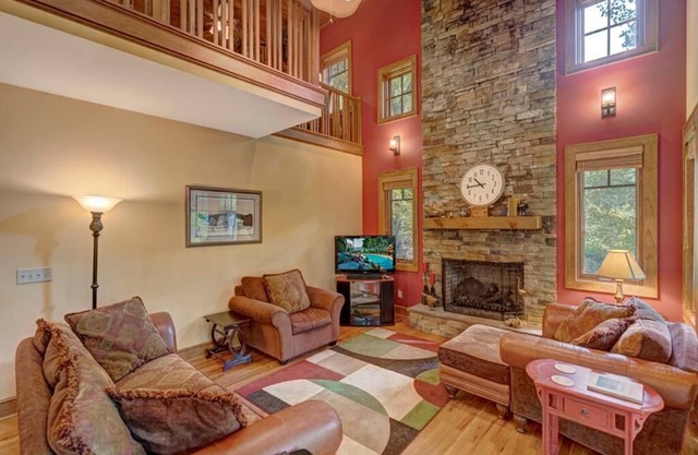 A Foxfire Retreat: Mountain Townhome, Gated Resort with Indoor/Outdoor Pools and Hot Tub, Fishing.