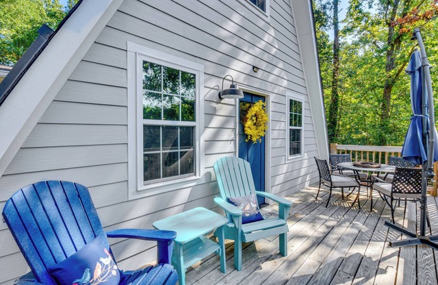 A-Frame Anderson Cabin: Half Mi to Lake Hartwell!