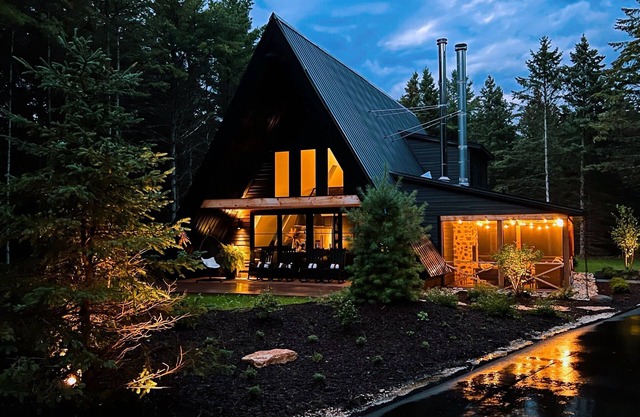 A-Frame in the woodsn3-bedroom with loft in delightful Fish Creek with WiFi, AC