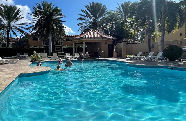 A Gem at Gold Coast: 2 BDR Townhouse-Pools and Gym