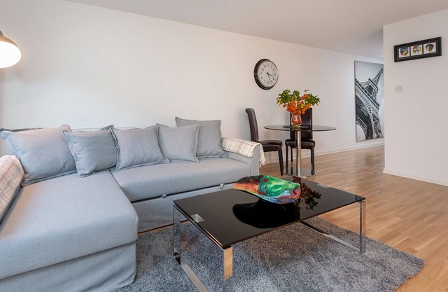A gorgeous contemporary one-bed apartment in the heart of the city. Sleeps 4.