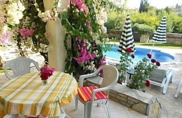 A Ground Floor Apartment With Shared Pool In Well Tended Grounds