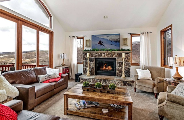 A Guest Favorite: Spacious 5BR Home with Hot Tub - Escape to the Mountains this Season or Plan Ahead