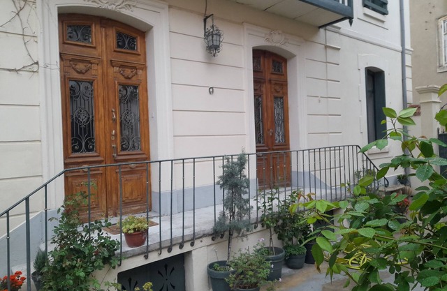 A house of character, decorated with care, offering a warm and refined setting.