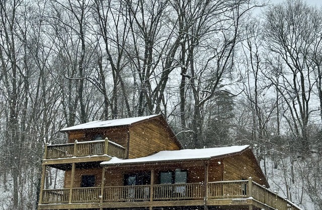A log siding cabin sleeps 6 comfy.