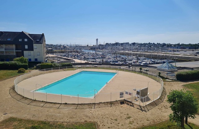 A Louer T2 Pour Trois Avec Piscine Dans la Résidence