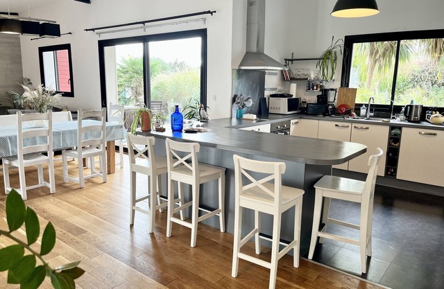 A luminous wooden house in the Pays des Abers, close to sandy beaches.