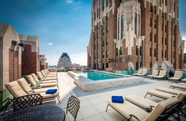 A Luxury Downtown 1-Bedroom w/a Roof Top pool & Spectacular View