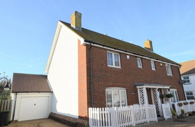 A modern 3 double bedroom house in Camber, Rye near the sand dunes & beach.