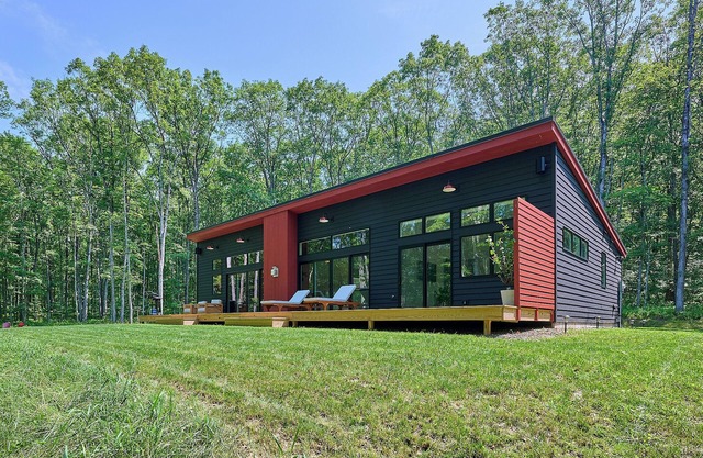 A Modern Escape: 3-bed Contemporary on 5+ acres <1 Mile from the Delaware River.