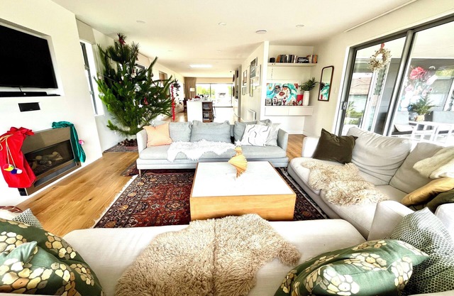 A modern Havelock North home with pool, spa and great indoor /outdoor living!