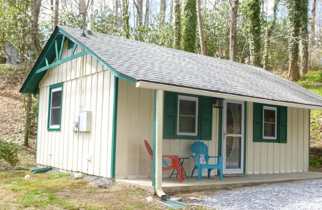 A peaceful retreat near hiking trails in Hickory Nut Gorge