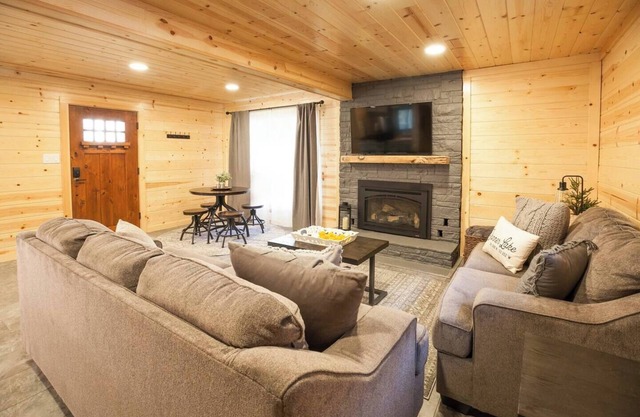 A Peek of Donner Lake | Charming Retreat