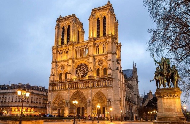 A PERFECT BLEND OF PARISIAN HERITAGE WITH MODERN COMFORT AT ILE SAINT LOUIS