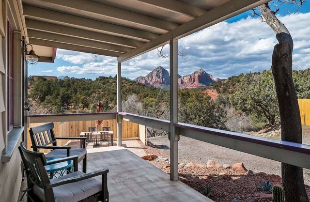 A Pet Friendly Red Rocks View Cabin in downtown Sedona near everything!