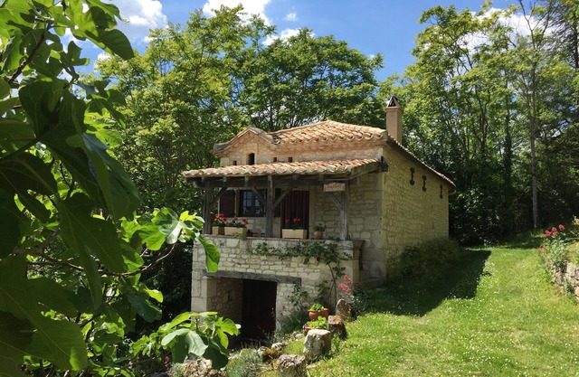 A picturesque cottage in the countryside near Montcuq .