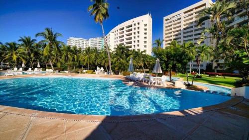 A pie de mar en zona hotelera, 1BR condo In Monarca Ixtapa, no pagas brazalete