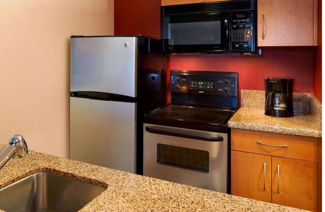 A Place You'll Surely Enjoy! Minutes to Detroit Zoo, Free Breakfast, Parking!
