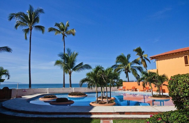 A pool and a beach… What else do you need? Check out my REVIEWS! GREEN!