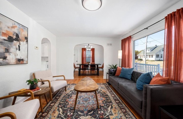 A Pop of Color - 3BD in the Heights w/3 King Beds