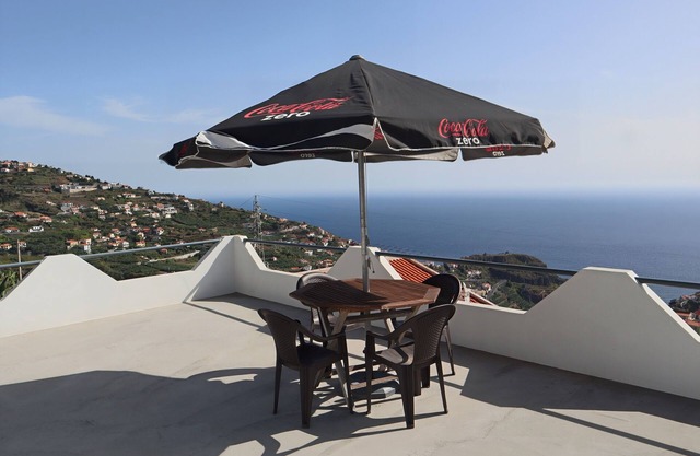 A Propriedade tem uma Vista Única Para um pôr do sol Deslumbrante e Sossegada