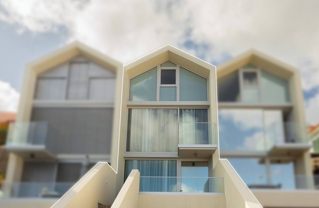 A quiet and elegant space with sea views and an excellent location.