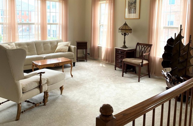 A Quiet Luxury Condo in Kentlands - Walk to Restaurants, Movie Theater, Shops