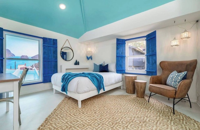 A Santorini Escape w Bikes in Walkable Riverside