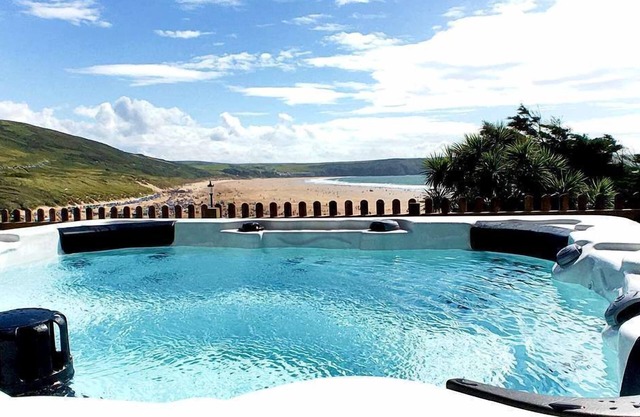 A simply stunning 3 bedroom apartment overlooking Woolacombe beach with hot tub!