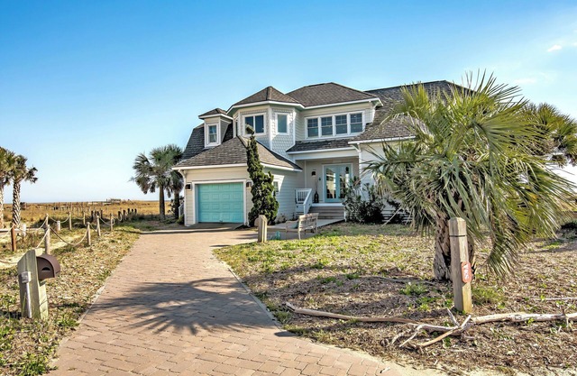 A Soft Landing is a fantastic, dog-friendly four-bedroom, 3.5-bathroom oceanfront retreat.