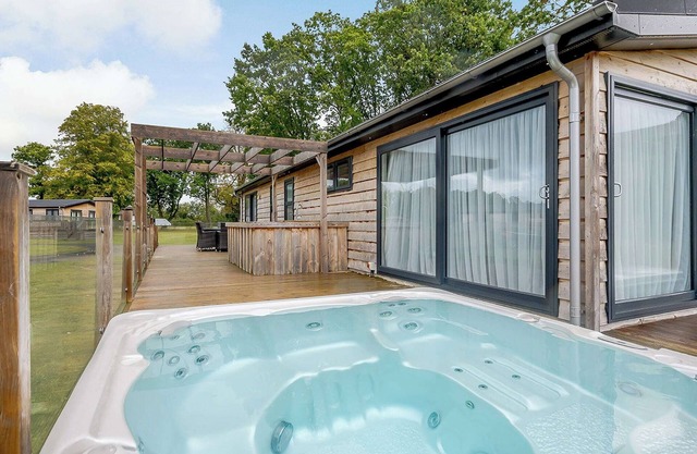 A stunning lodge with one master double with en suite.
