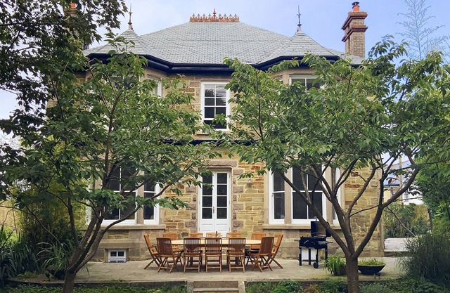 A substantial six double bedroom property located in the heart of St Agnes.