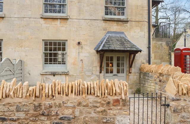 A sudeley castle cottage that sleeps 4 guests in 2 bedrooms
