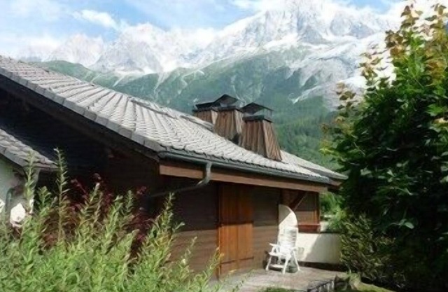 A superb 2 bedroom appartment within private chalet complex with stunning views