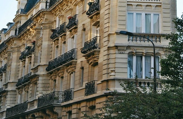A taste of genuine Parisian living in ChampsElysees-A large generous familyhome