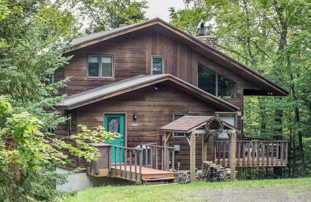 A Trailside Home with Indoor Hot Tub And Allows Dogs