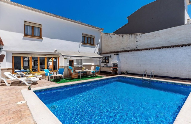 A typical Andalusian house in Villanueva de Tapia with swimming pool awaits you.