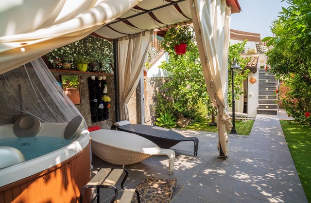 'A Ugghia- Dependance' Apartment with Shared Garden, Hot Tub and Air Conditioning
