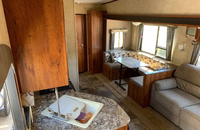 A Unique Pueblo Getaway in a Quirky Camper Retreat, Super Close to All Amenities